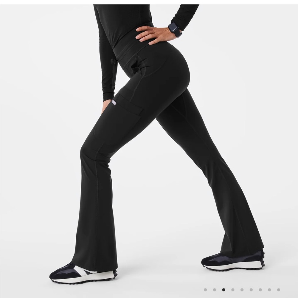 Figs high waisted Seville flare scrub leggings - Picture 3 of 11